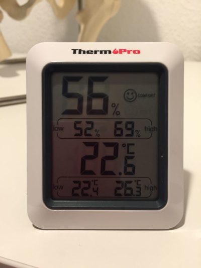 Sommertemperatur in der Praxis Sommertemperatur in der Praxis (Thermometer zeigt 22,6°C)